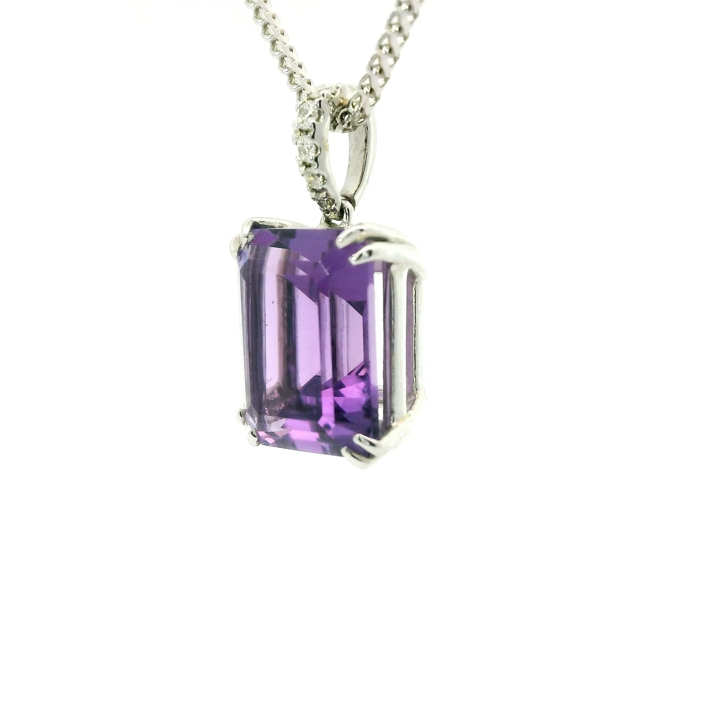 18 White Gold Pendant with Amethyst
