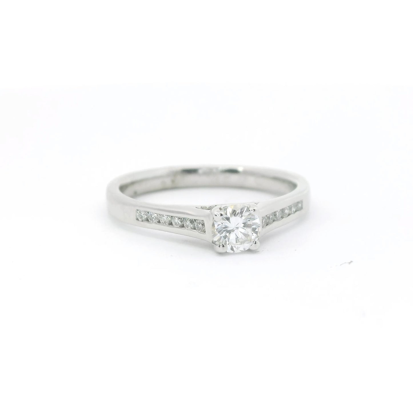 18ct White Gold Ring with Diamonds