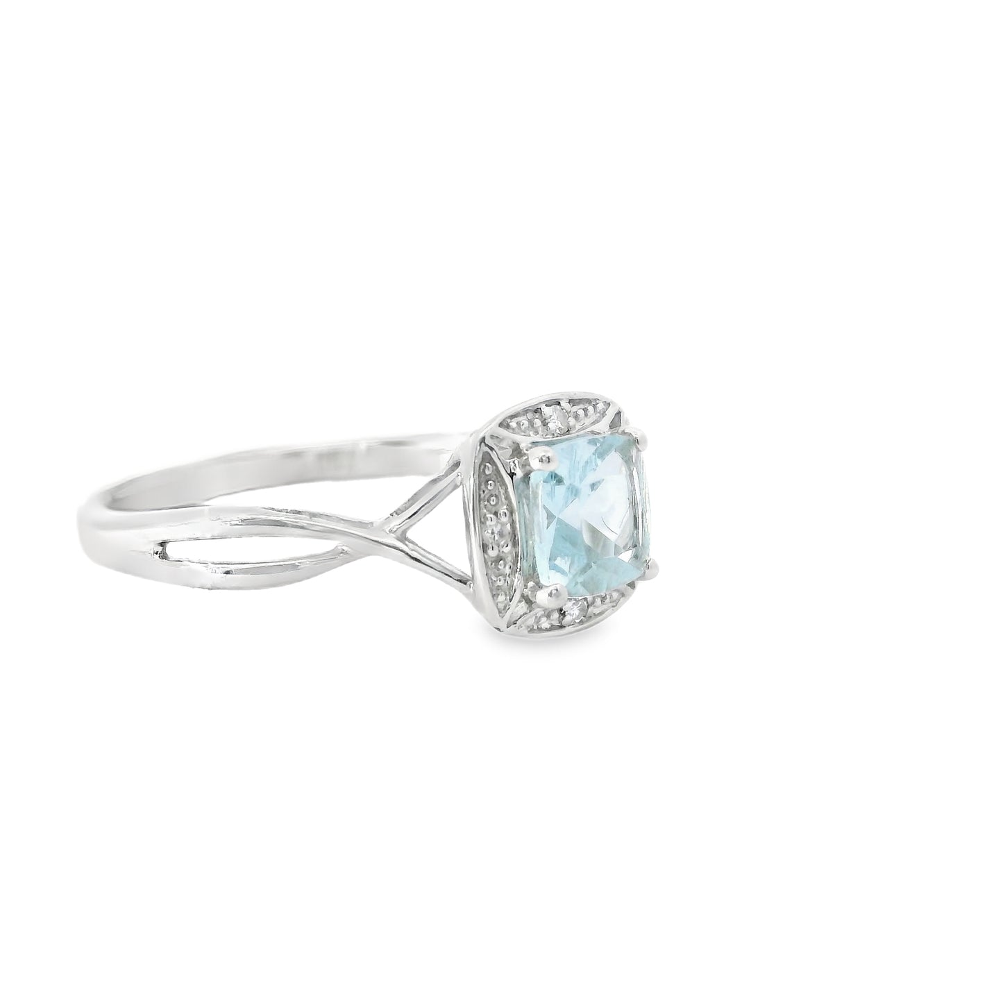 18ct White Gold Ring with Aquamarine and Diamonds