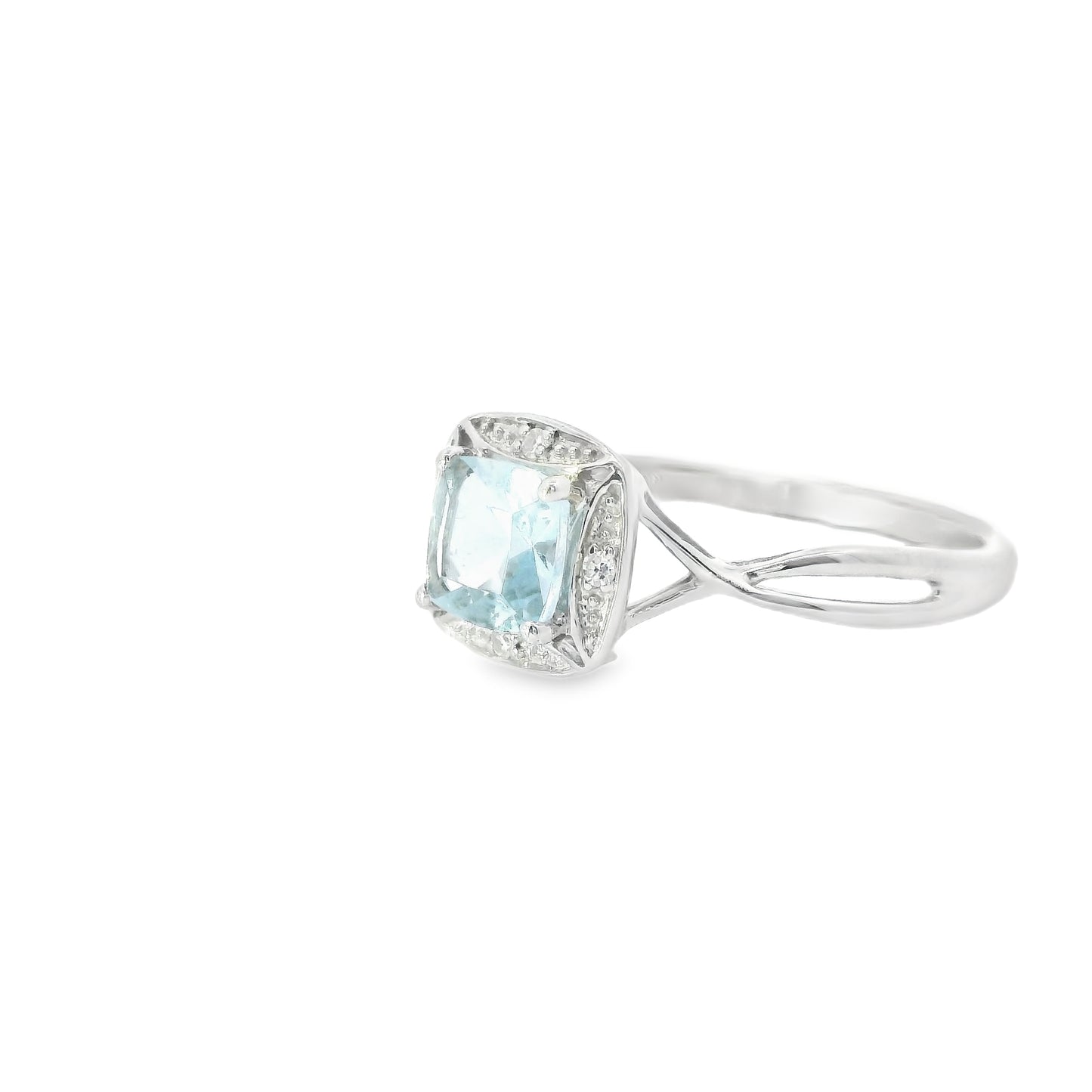 18ct White Gold Ring with Aquamarine and Diamonds