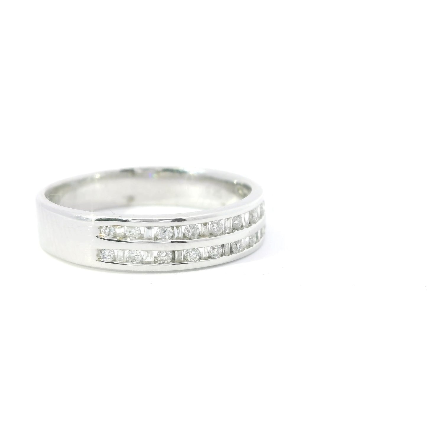 18ct White Gold Ring with Diamonds