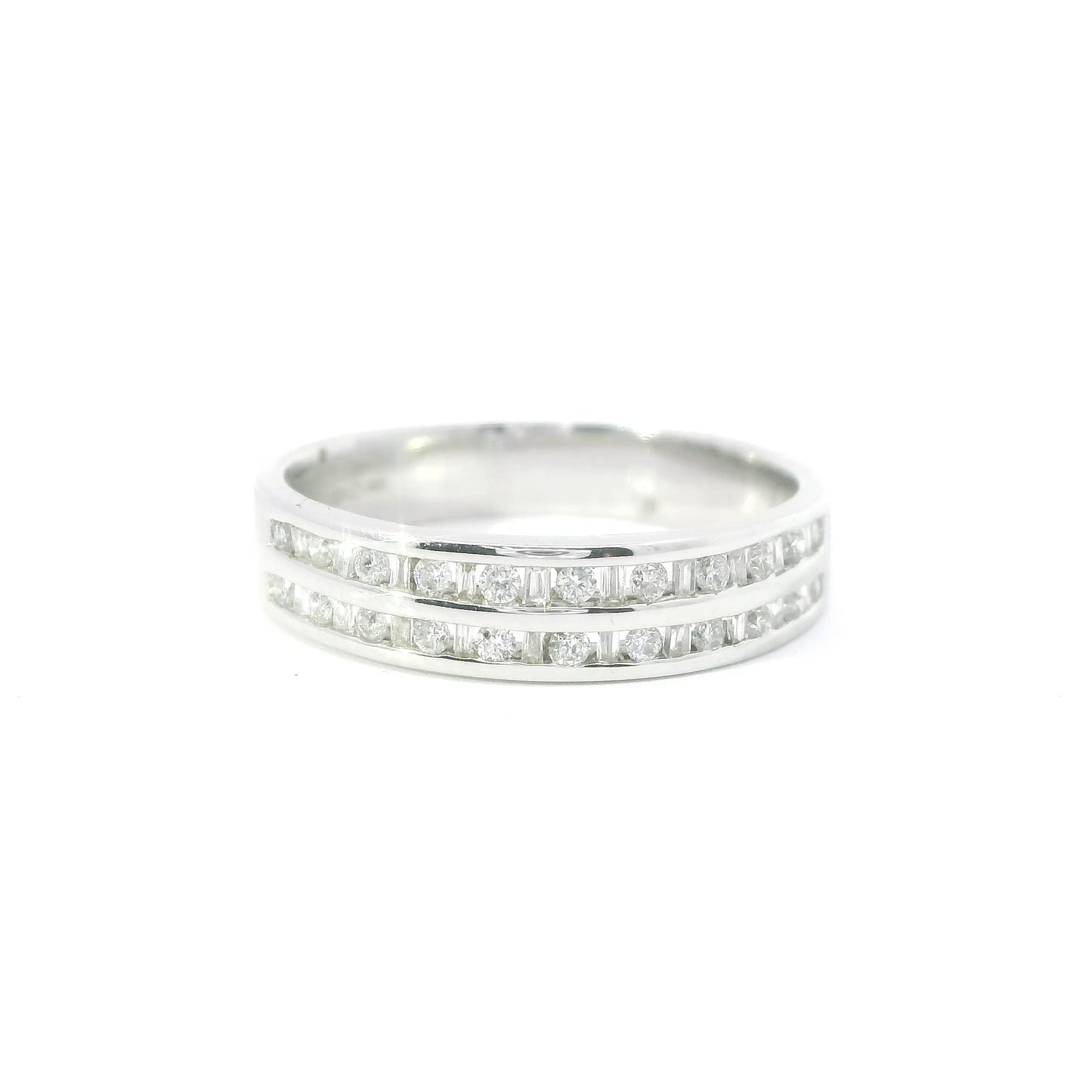 18ct White Gold Ring with Diamonds