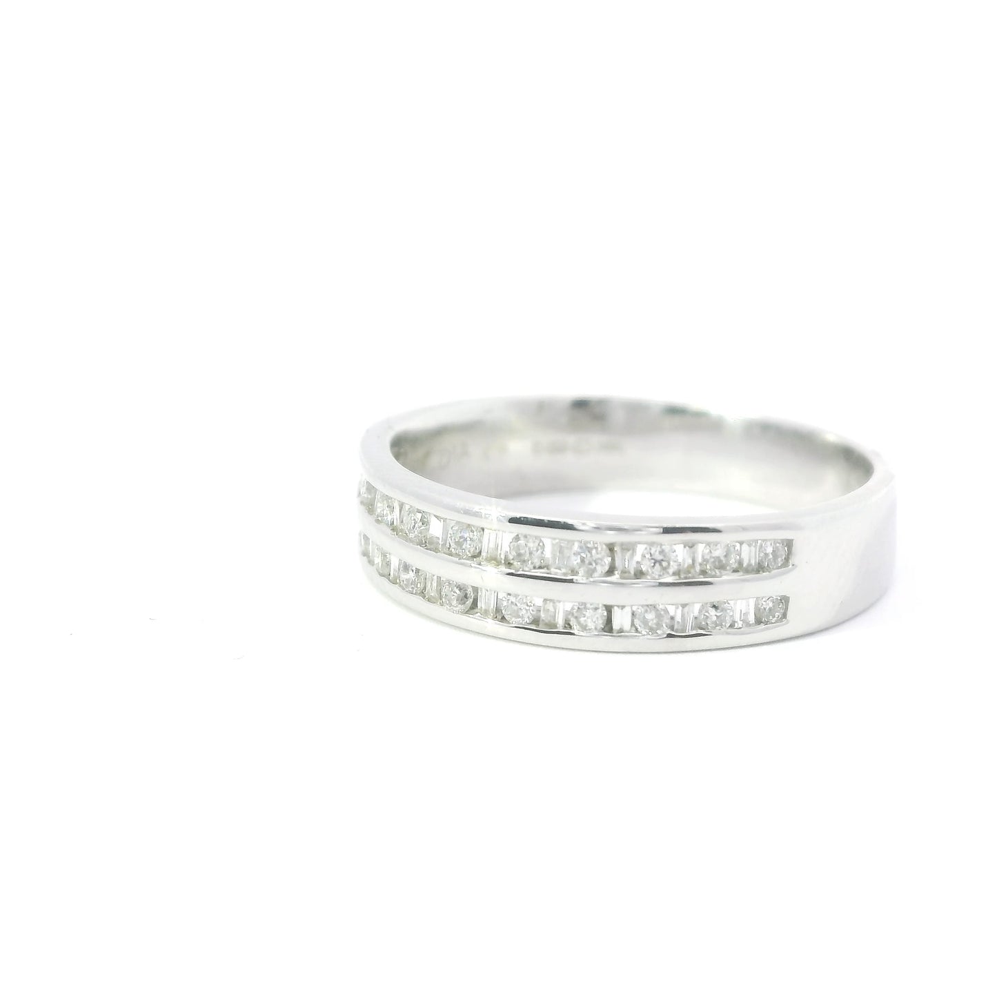 18ct White Gold Ring with Diamonds