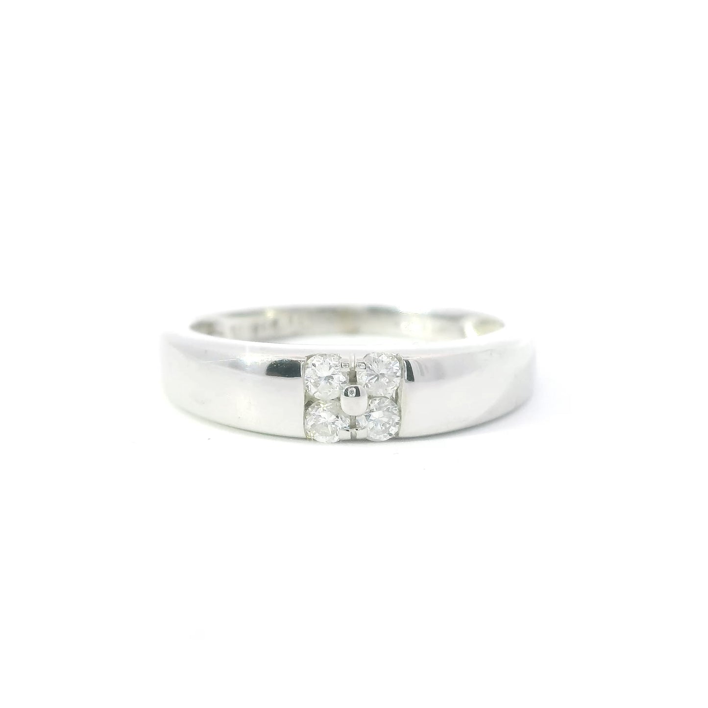 18ct White Gold Ring with Diamonds