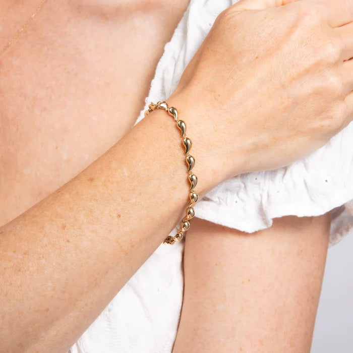 9ct yellow gold sculpted teardrop link bracelet with polished finish