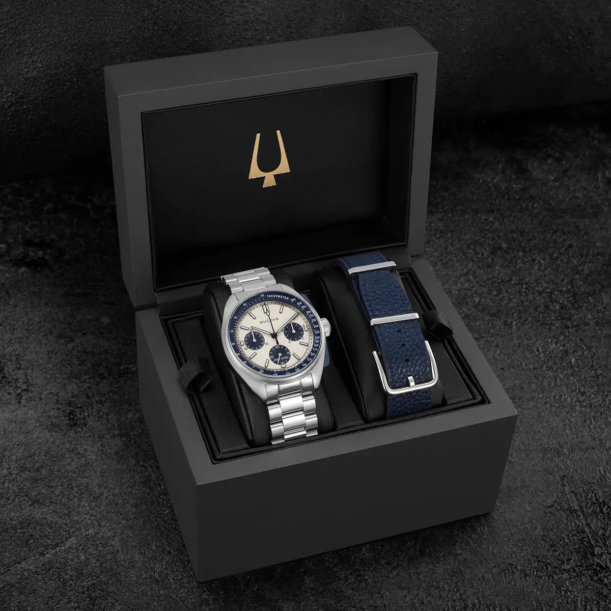 Bulova Lunar Pilot 98K112 high precision quartz chronograph with silver dial, blue sub-dials and stainless steel bracelet i a presentation box