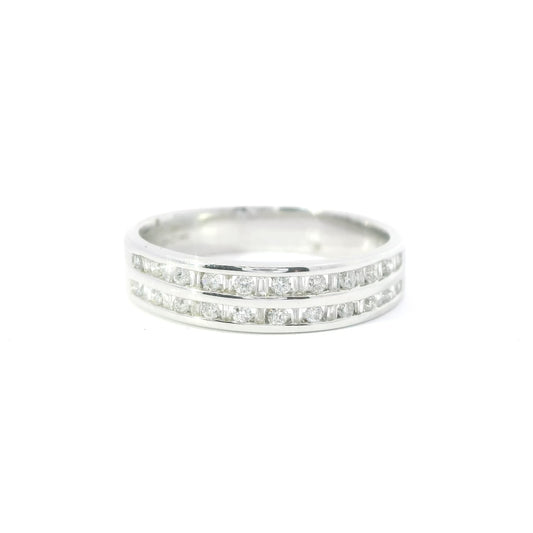 18ct White Gold Ring with Diamonds