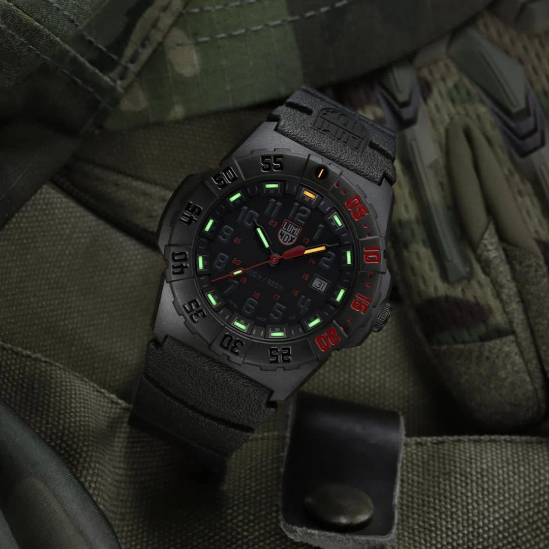 Luminox Navy SEAL XS.3565 CARBONOX case and screw-down crown